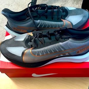 Nike Atsuma tennis shoes